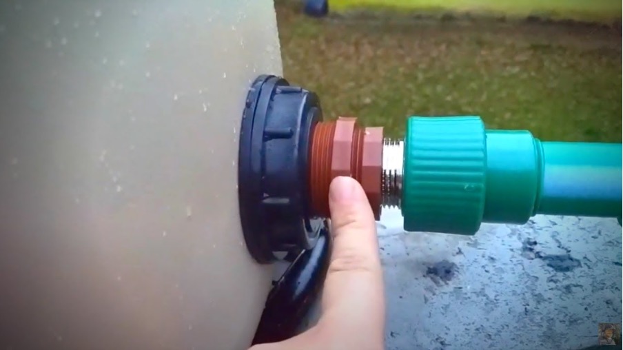 Drilling and installation of polyethylene water tank connections